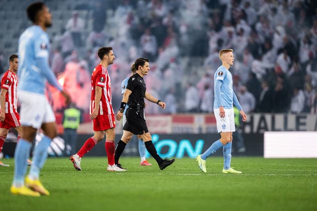 221006 Referee Halil Umut Meler gathers the players after bengals being thrown onto the pitch during the UEFA Europa League match between Malmö FF and Union Berlin on October 6, 2022 in Malmö Photo Petter Arvidson BILDBYRAN code PA PA0409 football football soccer fotball uefa europa league malmö ff union berlin bbeng,  Copyright: PETTERxARVIDSON BB221006PA106