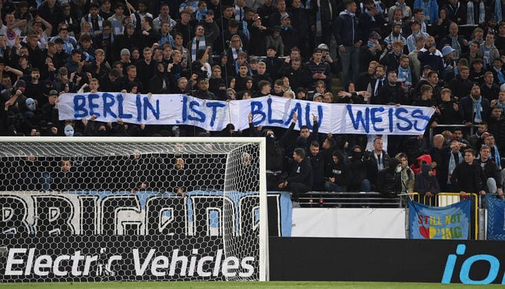 Football, men, season 2022 2023, Europa League, Malmö FF 1 FC Union Berlin group stage, group D, matchday 3 , from the blocks of Union fans are fired missiles onto the field, the game was interrupted, fans of Malmö provoke the fans bon Union, Berlin is Blue White, 06 10 2022, Copyright: xMatthiasxKochx