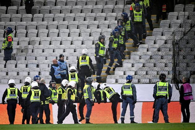 MALMÖ 20221006 Riot police at the stadium after the German heel, among other things, threw objects onto the pitch during Thursdays football match in the Europa League, group D, between Malmö FF and FC Union Berlin at the Eleda stadium New Malmö Stadion Malmö Sweden FOOTBALL x50090x,  Copyright: xJohanxNilsson TTx EUROPA LEAGUE MALMÖ FF-UNION BERLIN