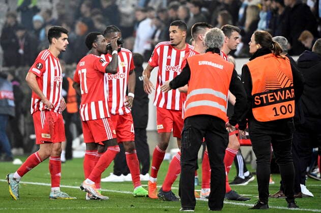 MALMÖ 20221006 The players of Union Berlin leave the field since Thursdays football match in the Europa League, group D, between Malmö FF and FC Union Berlin at the Eleda stadium The new Malmö Stadium was interrupted ten minutes into the second half after the German heel threw objects on the field Malmö Sweden FOOTBALL x50090x,  Copyright: xJohanxNilsson TTx EUROPA LEAGUE MALMÖ FF-UNION BERLIN