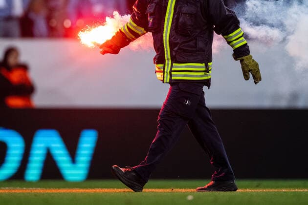 221006 Fireman with bengal during the UEFA Europa League match between Malmö FF and Union Berlin on October 6, 2022 in Malmö Photo Petter Arvidson BILDBYRAN code PA PA0409 football football soccer fotball uefa europa league malmö ff union berlin bbeng pyrotechnics genre,  Copyright: PETTERxARVIDSON BB221006PA114