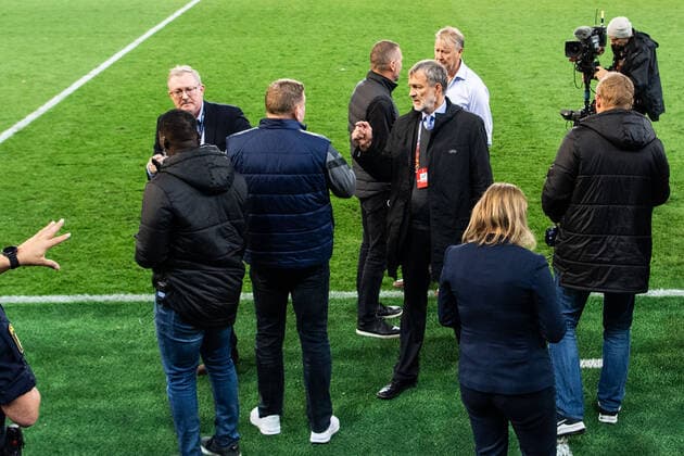 221006 Discussions whether or not the game will be resumed or not during the UEFA Europa League match between Malmö FF and Union Berlin on October 6, 2022 in Malmö Photo Petter Arvidson BILDBYRAN code PA PA0409 football football soccer fotball uefa europa league malmö ff union berlin bbeng,  Copyright: PETTERxARVIDSON BB221006PA119