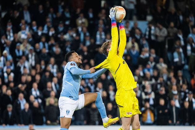 221006 Martin Olsson of Malmö FF and goalkeeper Frederik Rönnow of Union Berlin during the UEFA Europa League match between Malmö FF and Union Berlin on October 6, 2022 in Malmö Photo Petter Arvidson BILDBYRAN code PA PA0409 football football soccer fotball uefa europa league malmö ff union berlin bbeng,  Copyright: PETTERxARVIDSON BB221006PA121