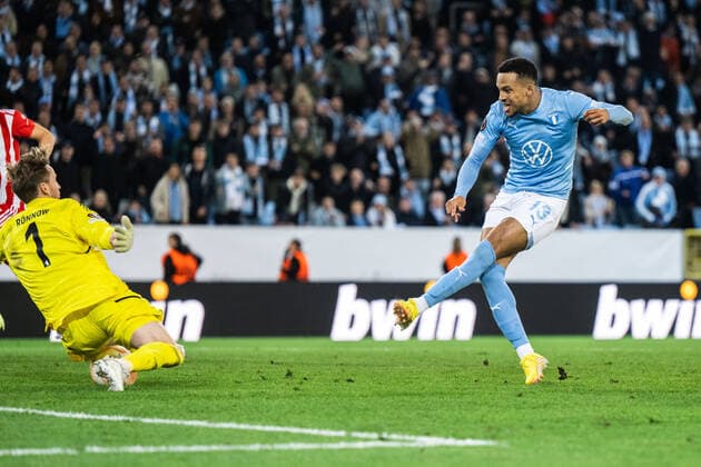 221006 Martin Olsson of Malmö FF and goalkeeper Frederik Rönnow of Union Berlin during the UEFA Europa League match between Malmö FF and Union Berlin on October 6, 2022 in Malmö Photo Petter Arvidson BILDBYRAN code PA PA0409 football football soccer fotball uefa europa league malmö ff union berlin bbeng,  Copyright: PETTERxARVIDSON BB221006PA122