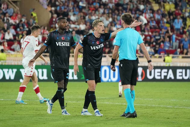 Giorgi Kruashvili (arbitre) - Jens Stryger Larsen (Trabzonspor) - Stefano Denswil (Trabzonspor) FOOTBALL : AS Monaco vs Trabzonspor - Ligue Europa - Phase de groupe - Monaco - 06 10 2022 NorbertScanella Panoramic 
