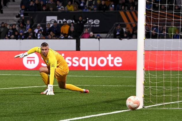 Goalkeeper Sergio Padt of Ludogorets observes the ball goes just wide during the UEFA Europa League Group C first leg football match HJK Helsinki vs PFC Ludogorets Razgrad in Helsinki, Finland on October 6, 2022. Helsinki Finland LKFTJK20221006212435YIBF  Copyright: xEmmixKorhonenx LKFTJK20221006212435YIBF