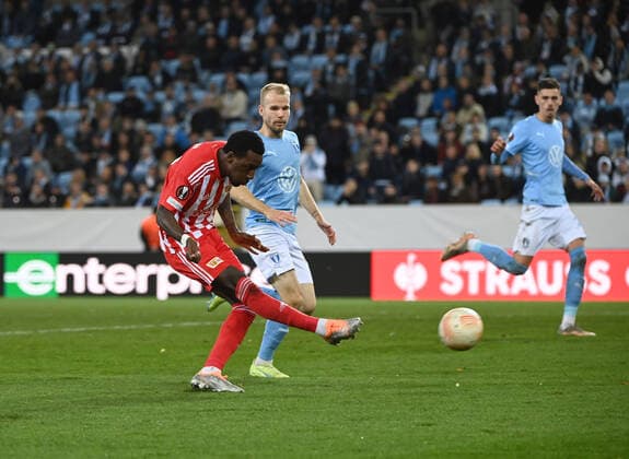Football, men, season 2022 2023, Europa League, Malmö FF 1 FC Union Berlin group stage, group D, matchday 3 , v l Sheraldo Becker 1 FC Union scores the goal to 1 0 against Oscar Lewicki Malmö FF , 06 10 2022, Copyright: xMatthiasxKochx