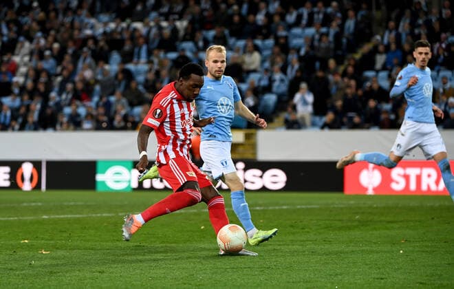 Football, men, season 2022 2023, Europa League, Malmö FF 1 FC Union Berlin group stage, group D, matchday 3 , v l Sheraldo Becker 1 FC Union scores the goal to 1 0 against Oscar Lewicki Malmö FF , 06 10 2022, Copyright: xMatthiasxKochx