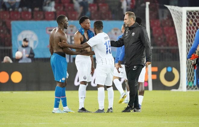 Photo Manuel Geisser 06 10 2022 Stadium Letzigrund Football season 2022 2023 Europa League group stage FC Zuerich PSV Eindhoven Picture Jordan Teze PSV Eindhoven and Jonathan Okita FC Zuerich r after the final whistle