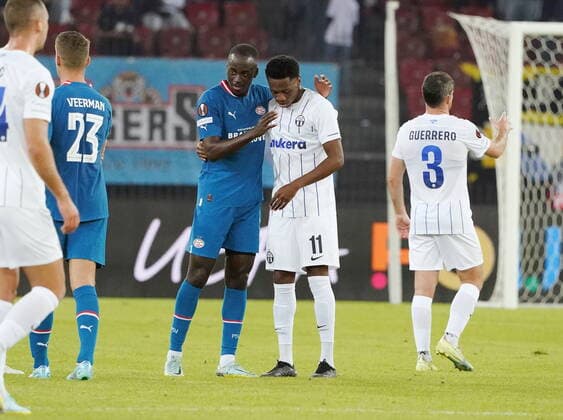 Photo Manuel Geisser 06 10 2022 Stadium Letzigrund Football season 2022 2023 Europa League group stage FC Zuerich PSV Eindhoven Picture Jordan Teze PSV Eindhoven and Jonathan Okita FC Zuerich r after the final whistle
