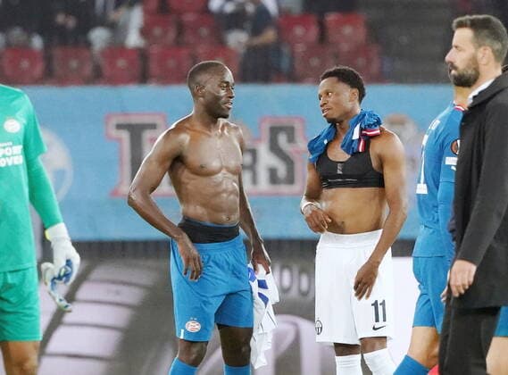 Photo Manuel Geisser 06 10 2022 Stadium Letzigrund Football season 2022 2023 Europa League group stage FC Zuerich PSV Eindhoven Picture Jordan Teze PSV Eindhoven and Jonathan Okita FC Zuerich r after the final whistle