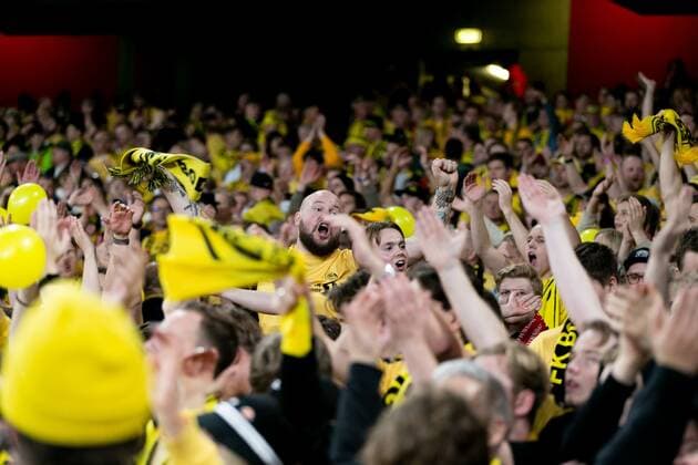 Mandatory Credit: Photo by Juan Gasparini JMP Shutterstock (13443926af) Supporters of Bodo Glimt singing during the game Arsenal v Bodo Glimt, UK - 06 Oct 2022 Editorial use only Arsenal v Bodo Glimt, UK - 06 Oct 2022 Editorial use only  Copyright: xJuanxGasparini JMP Shutterstockx 13443926af