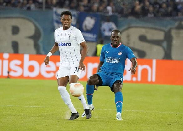 Photo Manuel Geisser 06 10 2022 Stadium Letzigrund Football season 2022 2023 Europa League group stage FC Zuerich PSV Eindhoven Picture Jordan Teze PSV Eindhoven and Jonathan Okita FC Zuerich I Action Zeikampf