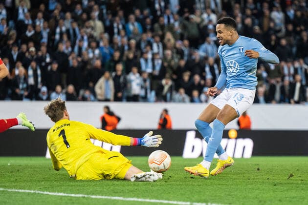 221006 Goalkeeper Frederik Rönnow of Union Berlin and Martin Olsson of Malmö FF during the UEFA Europa League match between Malmö FF and Union Berlin on October 6, 2022 in Malmö Photo Petter Arvidson BILDBYRAN code PA PA0409 football football soccer fotball uefa europa league malmö ff union berlin bbeng,  Copyright: PETTERxARVIDSON BB221006PA151