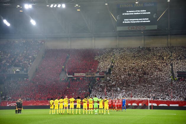 Football Europa League group stage match 03 22 23 SC Freiburg vs FC Nantes 06 10 2022 Minute of silence before the match Football Europa League group stage match 03 SC Freiburg vs FC Nantes on Thursday, October 06, 2022 at Europa Park Stadium in Freiburg im Breisgau, Germany Copyright: xBEAUTIFULxSPORTS GerdxGruendlx
