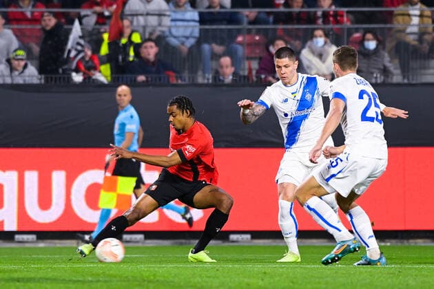 Lorenz ASSIGNON ( 22 - Rennes ) - Denys Popov ( 4 - Dynamo Kiev ) - Illia Zabarnyi ( 25 - Dynamo Kiev ) - FOOTBALL : Rennes vs Dynamo Kiev - Ligue Europa - 06 10 2022 FedericoPestellini Panoramic 