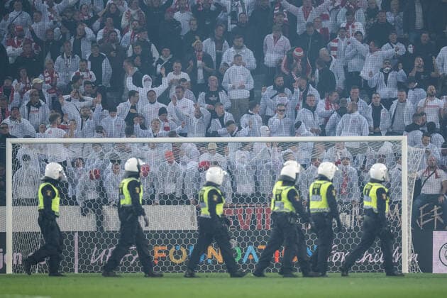 221006 Police on the pitch in front of supporters of Union Berlin after the UEFA Europa League match between Malmö FF and Union Berlin on October 6, 2022 in Malmö Photo Petter Arvidson BILDBYRAN code PA PA0409 football football soccer fotball uefa europa league malmö ff union berlin bbeng audience,  Copyright: PETTERxARVIDSON BB221006PA163
