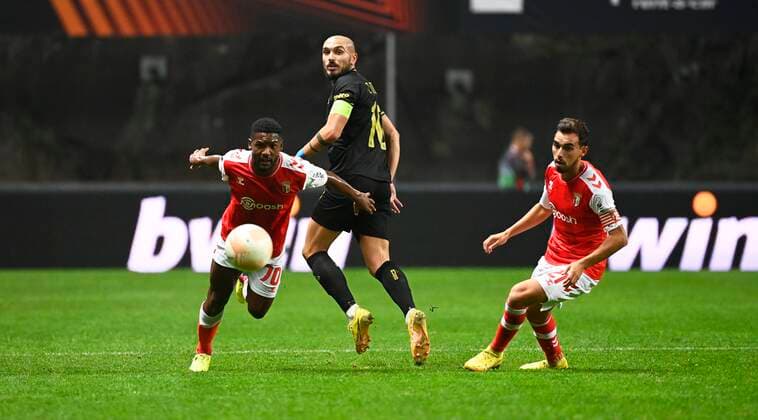 BRAGA, PORTUGAL - OCTOBER 06 : Teuma Teddy midfielder of Union St-Gilloise and Fabiano of SC Braga during Uefa Europa league match between SC Braga and Union St-Gilloise on October 6, 2022 in Estadio Municipal de Braga Braga, Portugal, 6 10 2022 ( SC Braga v Union St-Gilloise : Uefa Europa league PhotoNews Panoramic 