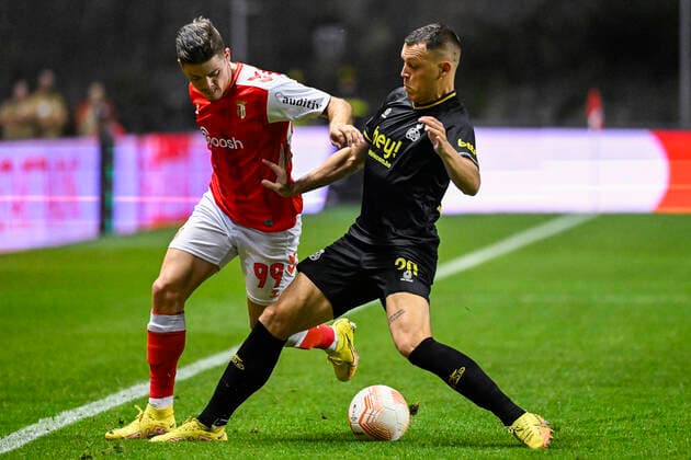 Braga s Vitor Vitinha and Union s Senne Lynen fight for the ball during a match between the Portugese club SC Braga and Belgian soccer team Royale Union Saint-Gilloise, Thursday 06 October 2022 in Braga, Portugal, the third game out of six in the group stage of the UEFA Europa League competition. LAURIExDIEFFEMBACQ  x46399816x