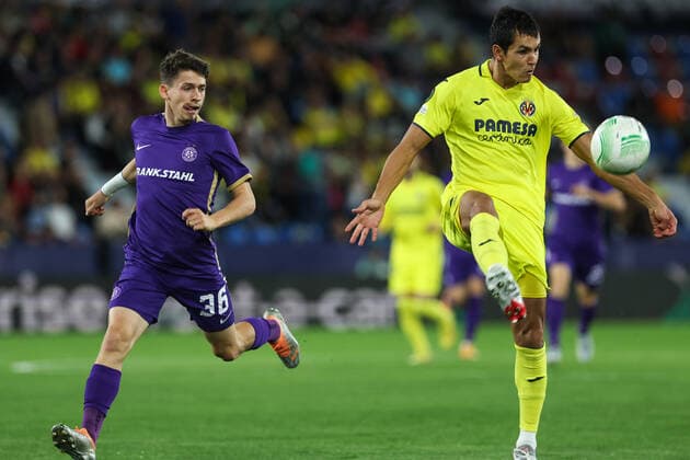 SOCCER - UEFA ECL, Villarreal vs A.Wien VILLARREAL,SPAIN,06.OCT.22 - SOCCER - UEFA Europa Conference League, Villarreal CF vs FK Austria Wien. Image shows Dominik Fitz (A.Wien) and Aissa Mandi (Villareal).  GEPAxpictures xArminxRauthner