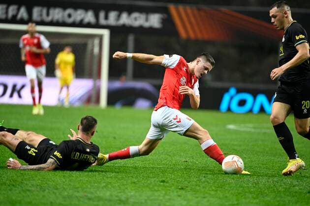 BRAGA, PORTUGAL - OCTOBER 06 : Oliveira Vitor of SC Braga and Van Der Heyden Siebe defender of Union St-Gilloise during Uefa Europa league match between SC Braga and Union St-Gilloise on October 6, 2022 in Estadio Municipal de Braga Braga, Portugal, 6 10 2022 ( SC Braga v Union St-Gilloise : Uefa Europa league PhotoNews Panoramic 