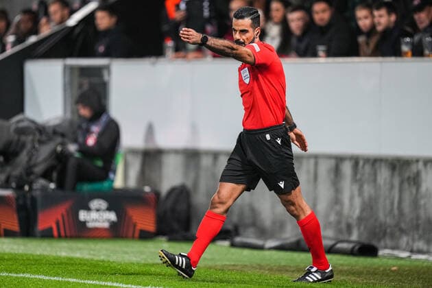 UEFA Europa League: FC Midtjylland v Feyenoord Herning - Referee Mohammed Al-Hakim awards Feyenoord a penalty during the match between FC Midtjylland v Feyenoord at MCH Arena on 6 October 2022 in Herning, Denmark. Copyright: xYannickxVerhoevenx
