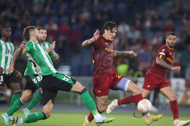ROME, Italy - 06.10.2022: Guido Rodriguez (Betis), Nicolo Zaniolo (AS ROMA) during the UEFA Europe League group C match between AS Roma and Real Betis Seville at the Olympic Stadium on October 10, 2022 in Rome, Italy.  Copyright: xMarcoxIacobuccix xipa-agency.netx xMarcoxIacobuccix 0