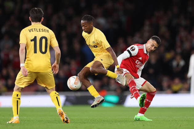 Arsenal gegen Bodo Glimt 06. Oktober 2022, London Europa League Gruppenphase Arsenal gegen Bodo Glimt Joel Mugisha von Bodo Glimt kämpft um den Ballbesitz mit Gabriel Martinelli von Arsenal Foto Jacques Feeney Abseits London UK  Copyright: xJacquesxFeeneyx xOffsidexOffside