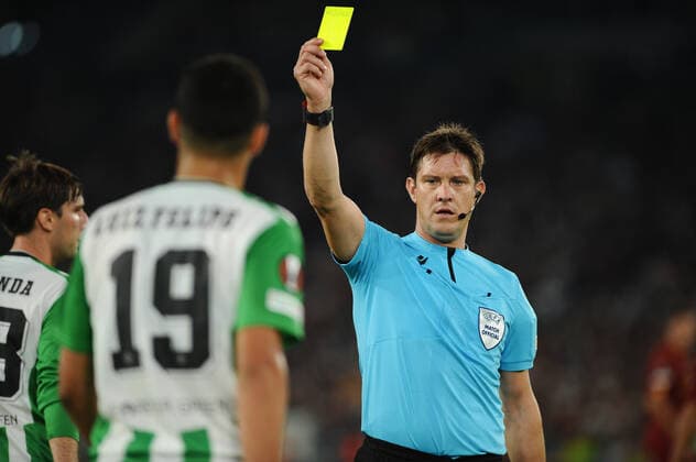IPP20221006 Football - soccer: UEFA Europa League 2022 2023, AS Rom - Real Betis Sevilla, l arbitro Matej Jug ammonisce Luiz Felipe. (Verwendung nur in Deutschland - GERMANY ONLY) *** IPP20221006 Football soccer UEFA Europa League 2022 2023, AS Rome Real Betis Sevilla, l arbitro Matej Jug ammonisce Luiz Felipe use only in Germany GERMANY ONLY 