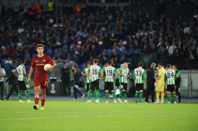 IPP20221006 Football - soccer: UEFA Europa League 2022 2023, AS Rom - Real Betis Sevilla, Paulo Dybala attende sul dischetto del calcio di rigore la decisione del VAR. (Verwendung nur in Deutschland - GERMANY ONLY) *** IPP20221006 Football soccer UEFA Europa League 2022 2023, AS Rom Real Betis Sevilla, Paulo Dybala attende sul dischetto del calcio di rigore la decisione del VAR Use only in Germany GERMANY ONLY 