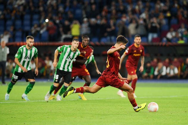 IPP20221006 Football - soccer: UEFA Europa League 2022 2023, AS Rom - Real Betis Sevilla, il rigore segnato da Paulo Dybala. (Verwendung nur in Deutschland - GERMANY ONLY) *** IPP20221006 Football soccer UEFA Europa League 2022 2023, AS Roma Real Betis Sevilla, il rigore segnato da Paulo Dybala Use only in Germany GERMANY ONLY 