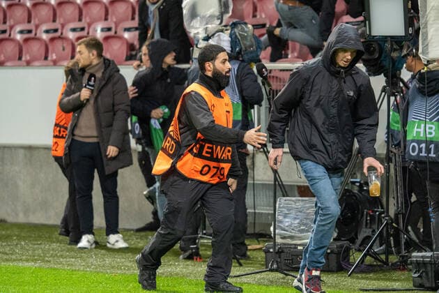 FC Midtjylland v Feyenoord, UEFA Europa League football, Herning, Denmark Herning, Denmark. 06th, October 2022. Football fans of Feyenoord access the pitch before the UEFA Europa League match between FC Midtjylland and Feyenoord at MCH Arena in Herning. Herning Denmark  Copyright: xGonzalesxPhoto NicolaixBerthelsex