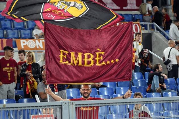 IPP20221006 Football - soccer: UEFA Europa League 2022 2023, AS Rom - Real Betis Sevilla, uno striscione esposto dai tifosi della Roma con la scritta Embe .... (Verwendung nur in Deutschland - GERMANY ONLY) *** IPP20221006 Football soccer UEFA Europa League 2022 2023, AS Roma Real Betis Sevilla, uno striscione esposto dai tifosi della Roma con la scritta Embe Use only in Germany GERMANY ONLY 