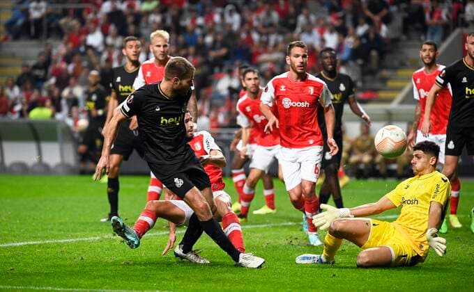 BRAGA, PORTUGAL - OCTOBER 06 : Nieuwkoop Bart defender of Union St-Gilloise and Matheus of SC Braga during Uefa Europa league match between SC Braga and Union St-Gilloise on October 6, 2022 in Estadio Municipal de Braga Braga, Portugal, 6 10 2022 ( SC Braga v Union St-Gilloise : Uefa Europa league PhotoNews Panoramic 