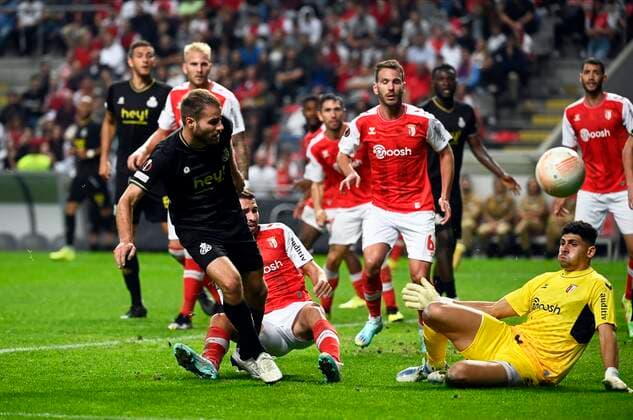 BRAGA, PORTUGAL - OCTOBER 06 : Nieuwkoop Bart defender of Union St-Gilloise and Matheus of SC Braga during Uefa Europa league match between SC Braga and Union St-Gilloise on October 6, 2022 in Estadio Municipal de Braga Braga, Portugal, 6 10 2022 ( SC Braga v Union St-Gilloise : Uefa Europa league PhotoNews Panoramic 
