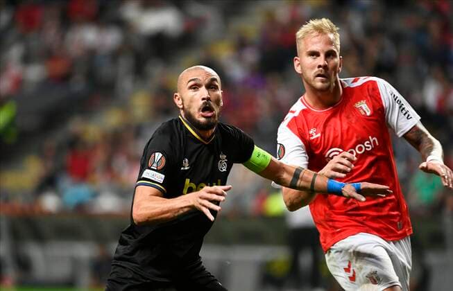 BRAGA, PORTUGAL - OCTOBER 06 : Teuma Teddy midfielder of Union St-Gilloise and Racic Uros of SC Braga during Uefa Europa league match between SC Braga and Union St-Gilloise on October 6, 2022 in Estadio Municipal de Braga Braga, Portugal, 6 10 2022 ( SC Braga v Union St-Gilloise : Uefa Europa league PhotoNews Panoramic 