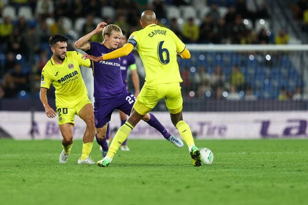 SOCCER - UEFA ECL, Villarreal vs A.Wien VILLARREAL,SPAIN,06.OCT.22 - SOCCER - UEFA Europa Conference League, Villarreal CF vs FK Austria Wien. Image shows Matthias Braunoeder (A.Wien) and Etienne Capoue (Villarreal).  GEPAxpictures xArminxRauthner