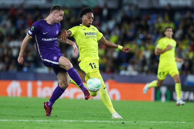SOCCER - UEFA ECL, Villarreal vs A.Wien VILLARREAL,SPAIN,06.OCT.22 - SOCCER - UEFA Europa Conference League, Villarreal CF vs FK Austria Wien. Image shows Aleksandar Jukic (A.Wien) and Johan Mojica (Villarreal).  GEPAxpictures xArminxRauthner