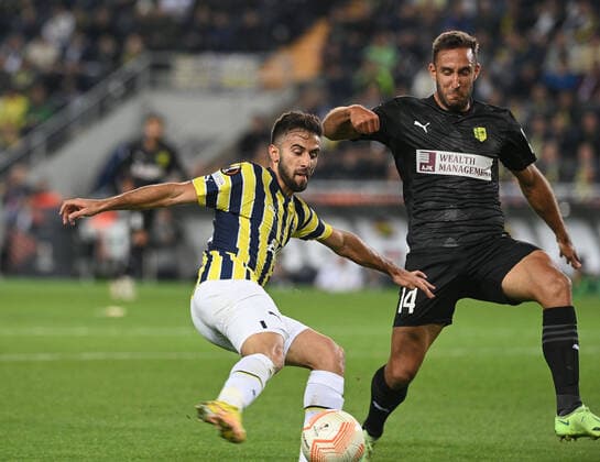 Diego Rossi (L) of Fenerbahce and Angel Garcia Cabezali (R) of AEK Larnaca during the UEFA Europa League group B match between Fenerbahce and AEK Larnaca at Ulker Sukru Saracoglu Stadium in Istanbul, Turkey on October 6, 2022. ( Photo by Seskimphoto ) Fenerbahce v AEK Larnaca - UEFA Europa League Match 