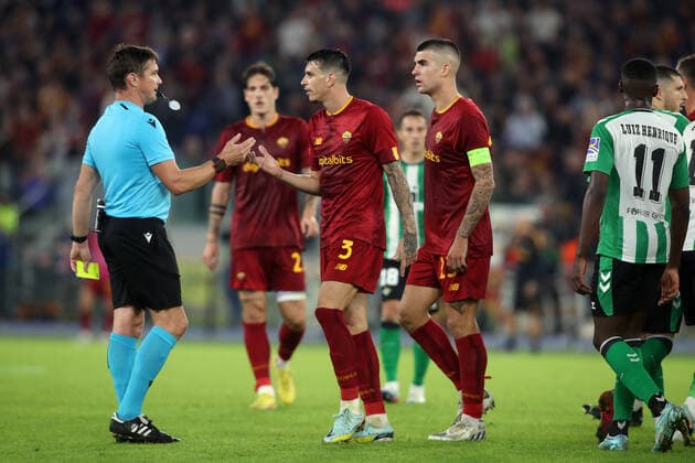 ROME, Italy - 06.10.2022: Roma protest with referee during the UEFA Europe League group C match between AS Roma and Real Betis Seville at the Olympic Stadium on October 10, 2022 in Rome, Italy.  Copyright: xMarcoxIacobuccix xipa-agency.netx xMarcoxIacobuccix 0