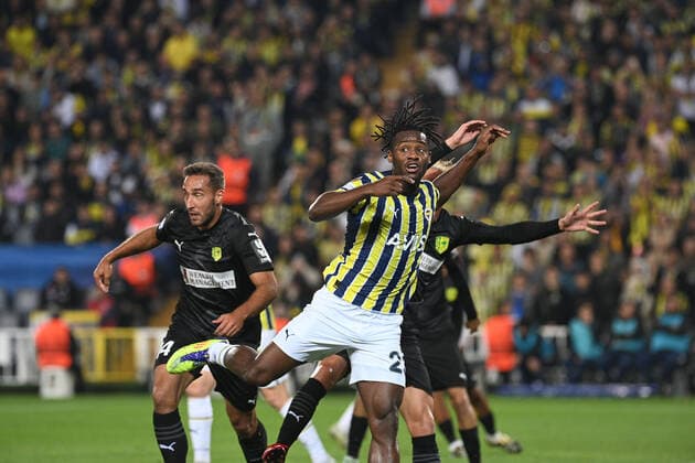 Michy Batshuayi (L) of Fenerbahce and Rafael Lopes of AEK Larnaca during the UEFA Europa League group B match between Fenerbahce and AEK Larnaca at Ulker Sukru Saracoglu Stadium in Istanbul, Turkey on October 6, 2022. ( Photo by Seskimphoto ) Fenerbahce v AEK Larnaca - UEFA Europa League Match 