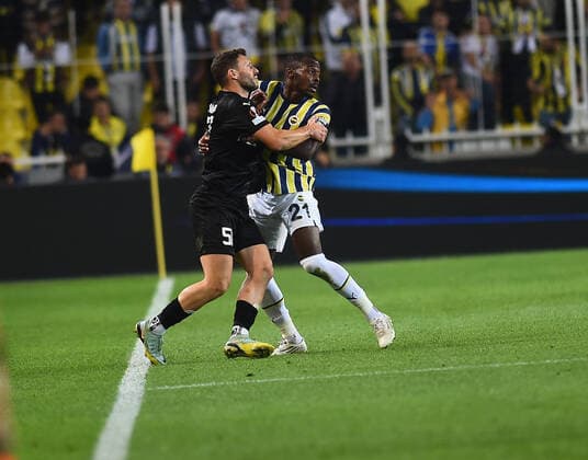 Bright Osayi Samuel (R) of Fenerbahce and Omri Altman (L) of AEK Larnaca during the UEFA Europa League group B match between Fenerbahce and AEK Larnaca at Ulker Sukru Saracoglu Stadium in Istanbul, Turkey on October 6, 2022. ( Photo by Seskimphoto ) Fenerbahce v AEK Larnaca - UEFA Europa League Match 