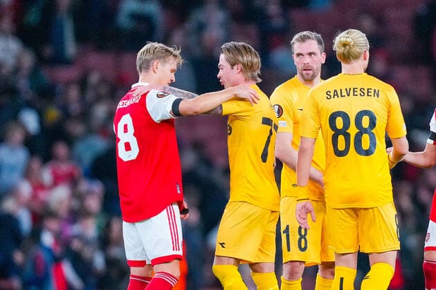 UEFA Europa League 2022 2023 Arsenal Bodo Glimt 3 0 London, England 20221006 Arsenals Martin odegaard t v and Bodo Glimts Patrick Berg t h after the Europa League group stage match between Arsenal and Bodo Glimt at the Emirates Stadium Photo Beate Oma Dahle NTB London England  Copyright: xBeatexOmaxDahlex xNTBx EDITORIAL USE ONLY. RESTRICTED USE FOR BETTING COMPANIES