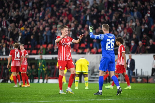 Soccer Europa League group stage match 03 22 23 SC Freiburg vs FC Nantes 06 10 2022 After the end of the match, Matthias Ginter SC Freiburg 28 and Mark Flekken SC Freiburg 26 high-five each other Soccer Europa League group stage match 03 SC Freiburg vs FC Nantes on Thursday, October 06, 2022 at Europa Park stadium in Freiburg im Breisgau, Germany Copyright: xBEAUTIFULxSPORTS GerdxGruendlx