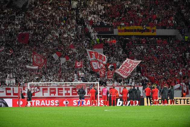 Football Europa League group stage match 03 22 23 SC Freiburg vs FC Nantes 06 10 2022 The players of SC Freiburg thank the fans Football Europa League group stage match 03 SC Freiburg vs FC Nantes on Thursday, October 06, 2022 at Europa Park Stadium in Freiburg im Breisgau, Germany Copyright: xBEAUTIFULxSPORTS GerdxGruendlx