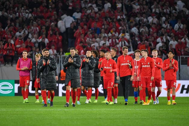 Football Europa League group stage match 03 22 23 SC Freiburg vs FC Nantes 06 10 2022 The players of SC Freiburg thank the fans Football Europa League group stage match 03 SC Freiburg vs FC Nantes on Thursday, October 06, 2022 at Europa Park Stadium in Freiburg im Breisgau, Germany Copyright: xBEAUTIFULxSPORTS GerdxGruendlx