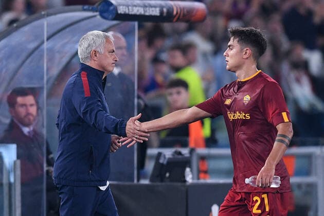 AS Roma v Real Betis - UEFA Europa League Jose Mourinho of AS Roma shakes hands with Paulo Dybala of AS Roma during the UEFA Europa League Group C stage match between AS Roma and Real Betis at Stadio Olimpico, Rome, Italy on 6 October 2022. Rome Rome Italy  Copyright: xGiuseppexMaffiax originalFilename:maffia-asromavr221006_npz1f.jpg