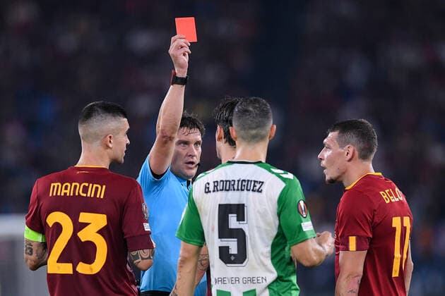 Sport Bilder des Tages AS Roma v Real Betis - UEFA Europa League Referee Matej Zunic shows a red card to Nicolo Zaniolo of AS Roma during the UEFA Europa League Group C stage match between AS Roma and Real Betis at Stadio Olimpico, Rome, Italy on 6 October 2022. Rome Rome Italy  Copyright: xGiuseppexMaffiax originalFilename:maffia-asromavr221006_nppZQ.jpg