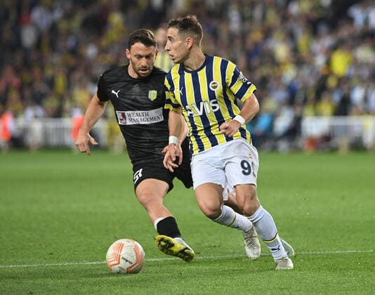 Emre Mor (R) of Fenerbahce and Omri Altman 51 of AEK Larnaca during the UEFA Europa League group B match between Fenerbahce and AEK Larnaca at Ulker Sukru Saracoglu Stadium in Istanbul, Turkey on October 6, 2022. ( Photo by Seskimphoto ) Fenerbahce v AEK Larnaca - UEFA Europa League Match 