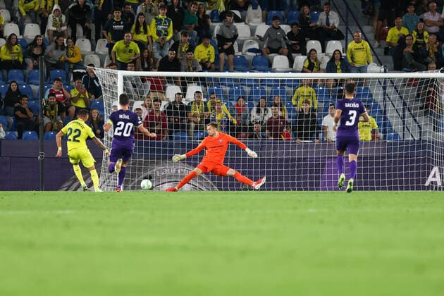 SOCCER - UEFA ECL, Villarreal vs A.Wien VILLARREAL,SPAIN,06.OCT.22 - SOCCER - UEFA Europa Conference League, Villarreal CF vs FK Austria Wien. Image shows Morales (Villarreal), Lukas Muehl and Christian Fruechtl (A.Wien). Keywords: goal.  GEPAxpictures xArminxRauthner